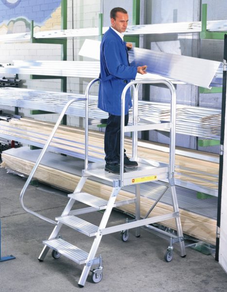 LADDER WITH PLATFORM – Box <Br>(ref. 007 010 035)